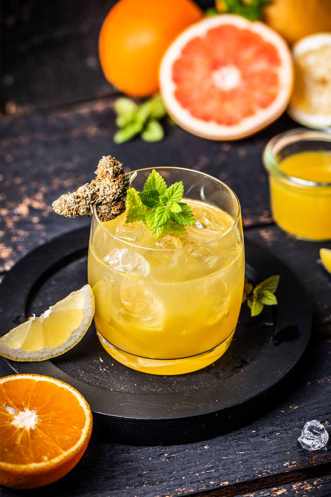 Fruchtiger Cocktail mit Cannabis-Honig.